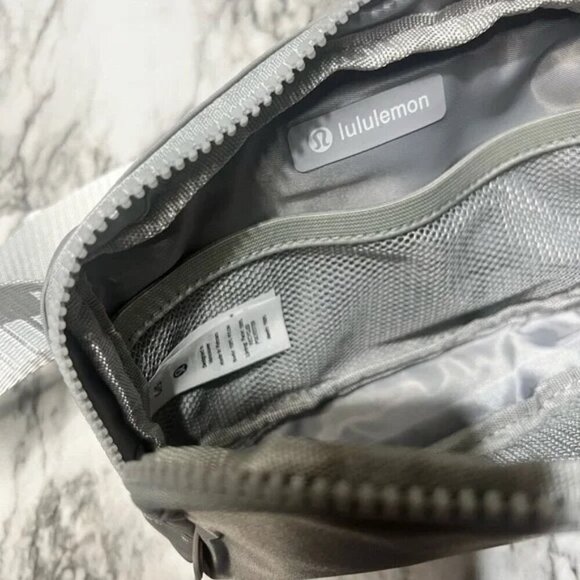LULULEMON - Everywhere Silver Drop Belt Bag New NWT RARE letters on belt - Picture 4 of 6